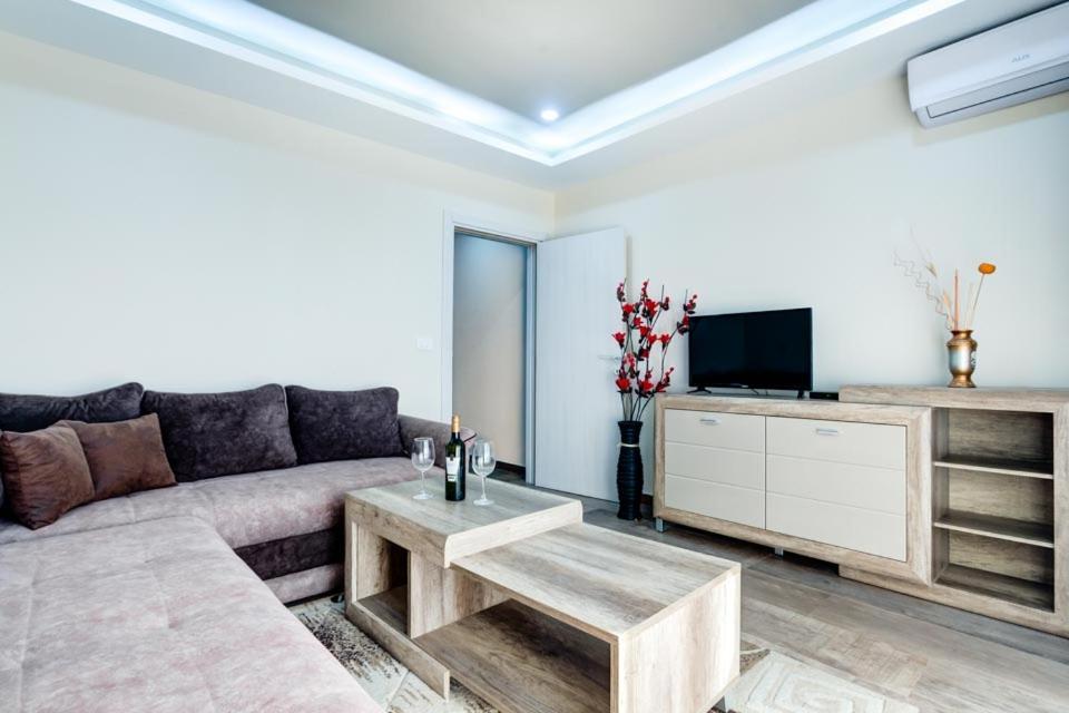 Hotel Zan Ulcinj Esterno foto