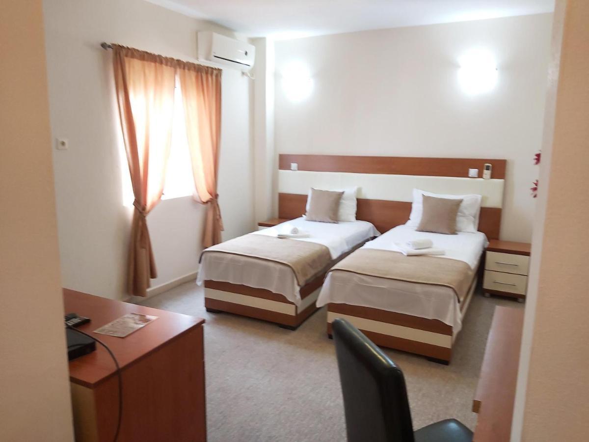 Hotel Zan Ulcinj Esterno foto