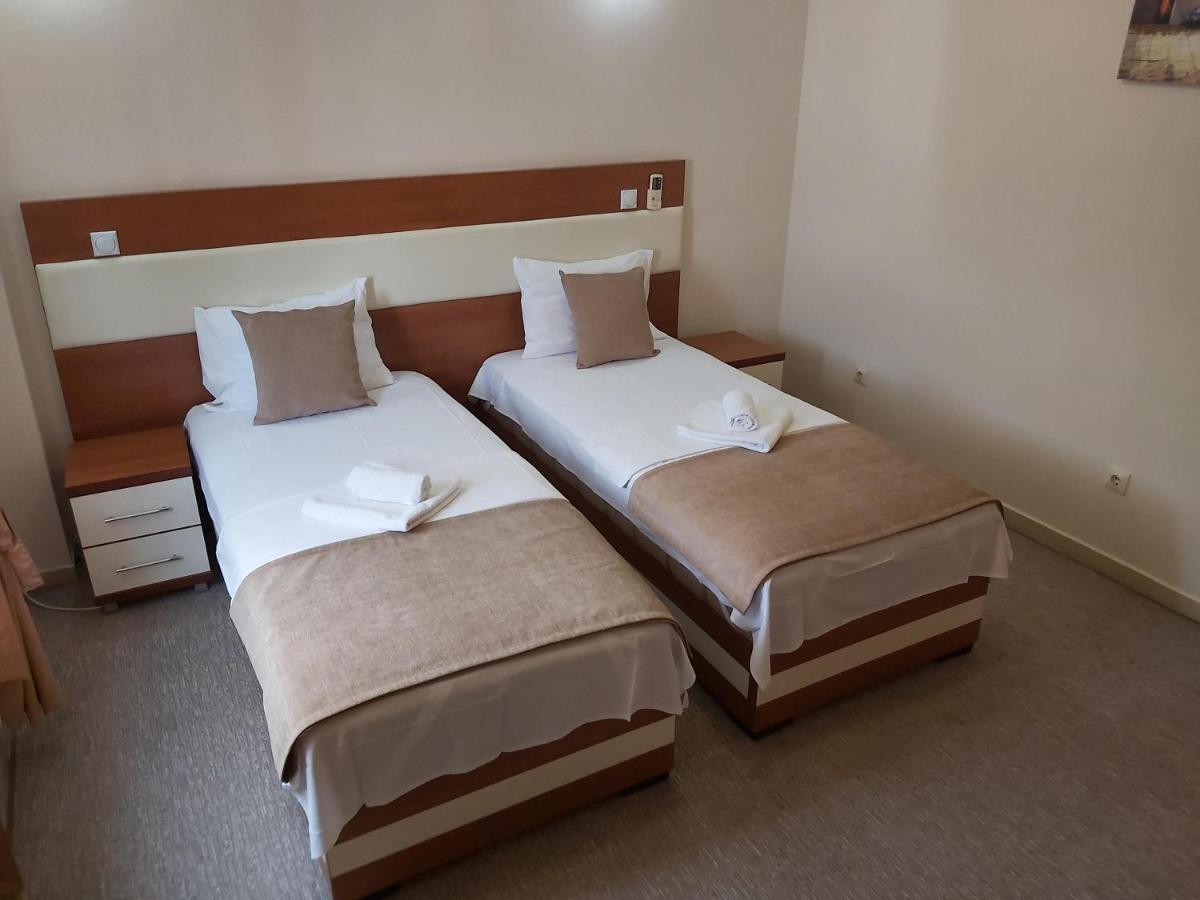 Hotel Zan Ulcinj Esterno foto